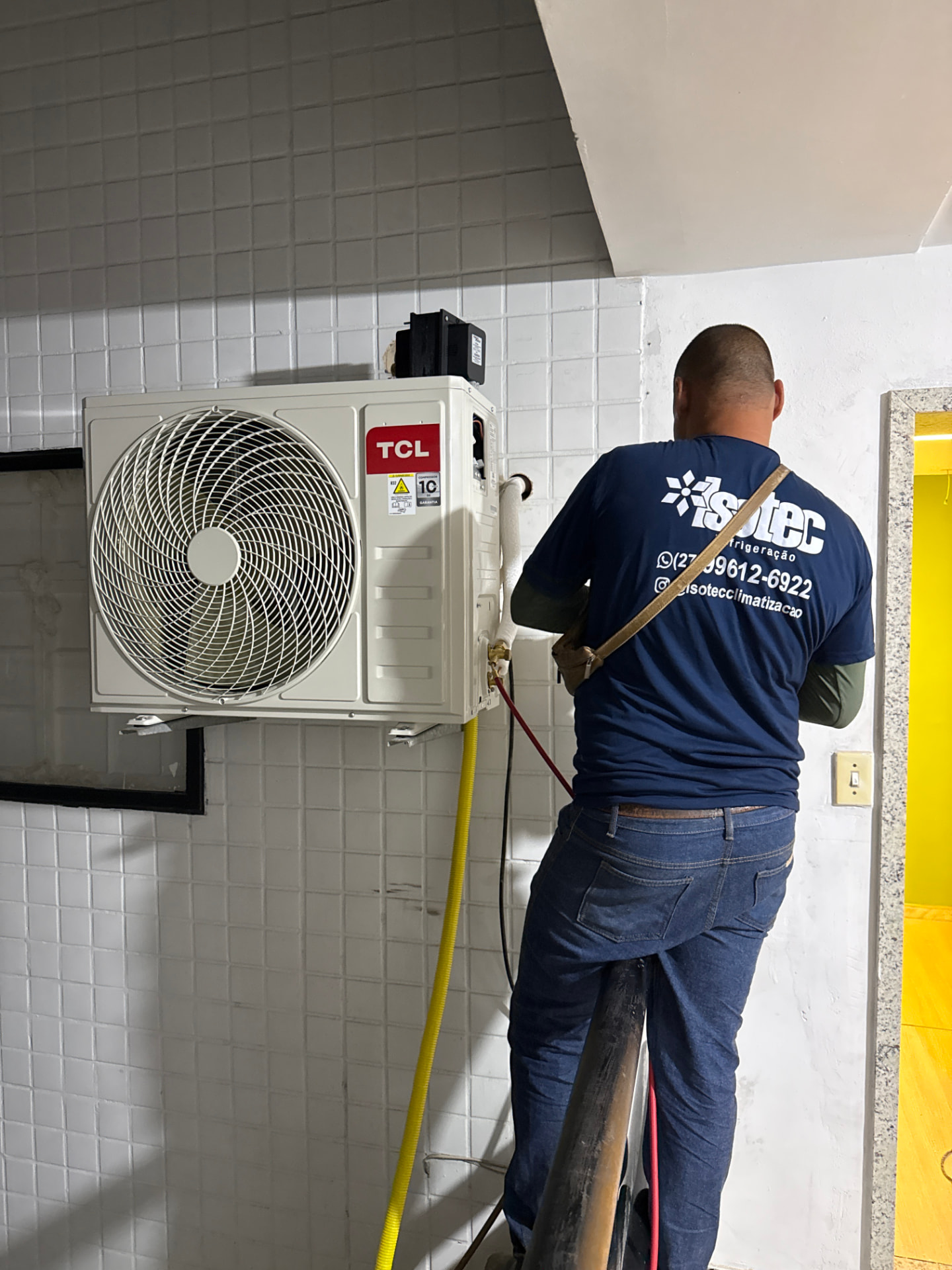Profissional da Isotec realizando serviço de manutenção em unidade condensadora